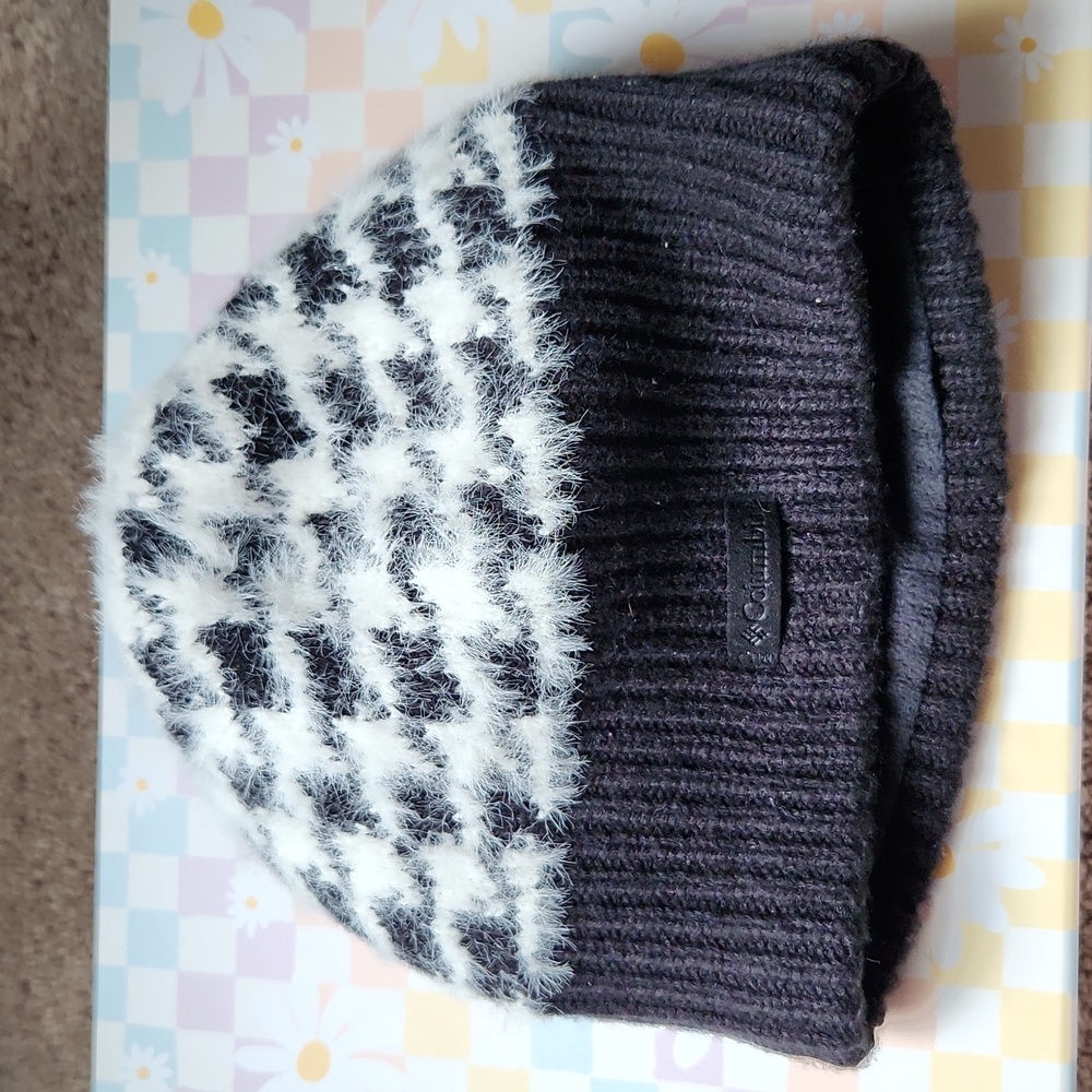 Columbia houndstooth black and white winter hat fleece lined cozy cute and warm